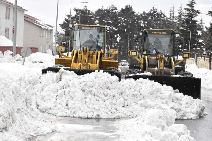 Kar yağışı 15 gündür devam ediyor Hayat durdu, yollar kapandı