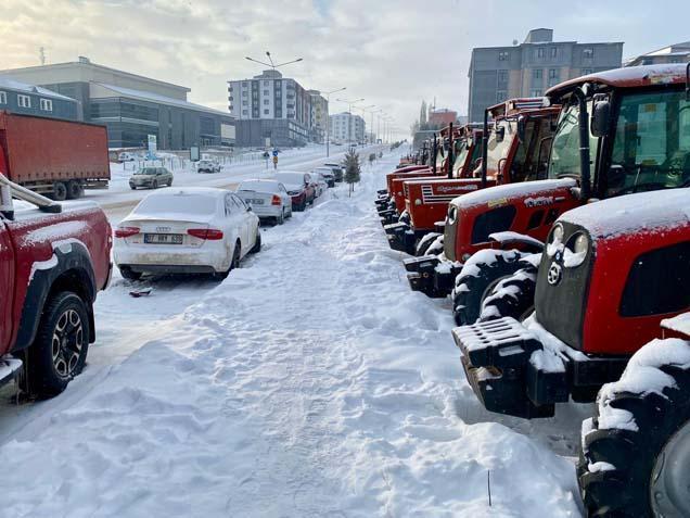 Kar yağışı 15 gündür devam ediyor Hayat durdu, yollar kapandı