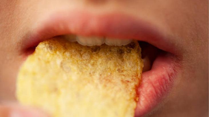 Artan pilavdan yapılan çıtır çıtır pirinç cipsi tarifi Paketli ürünler tarih oluyor