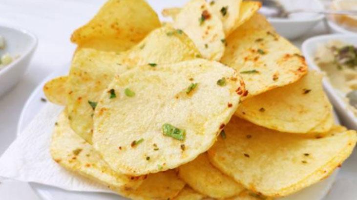 Artan pilavdan yapılan çıtır çıtır pirinç cipsi tarifi Paketli ürünler tarih oluyor