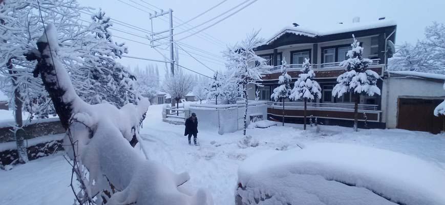 Beyaz felaket! Kar kalınlığı 4 metreye ulaştı: Yüzlerce köye ulaşım kapandı - 
                    1. Resim
