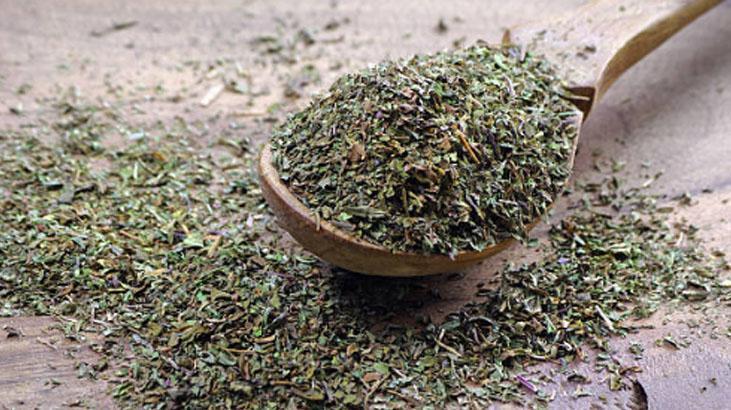 Sindirimi motor gibi çalıştıran karışım Bağırsakları düzenliyor, 1 kaşık ekleyin