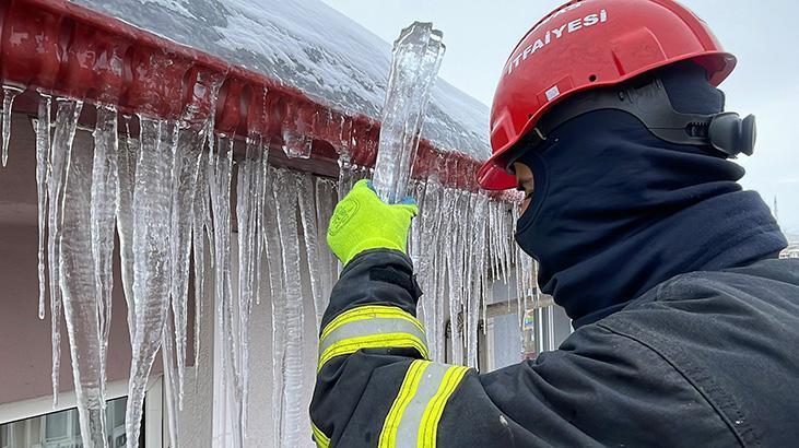 Türkiyenin buzdan kenti Aydınlatma direkleri dahi dondu