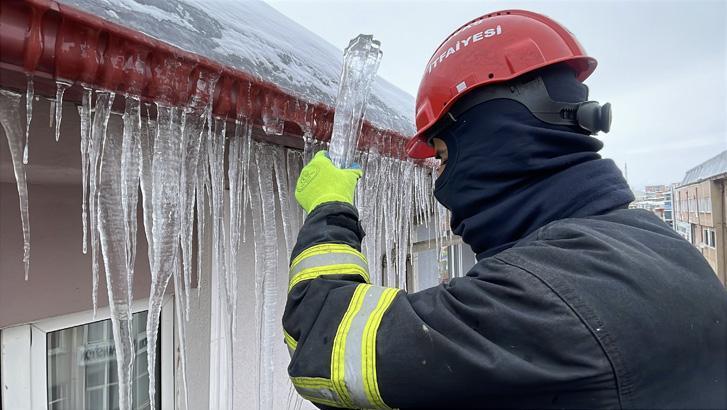 Türkiyenin buzdan kenti Aydınlatma direkleri dahi dondu