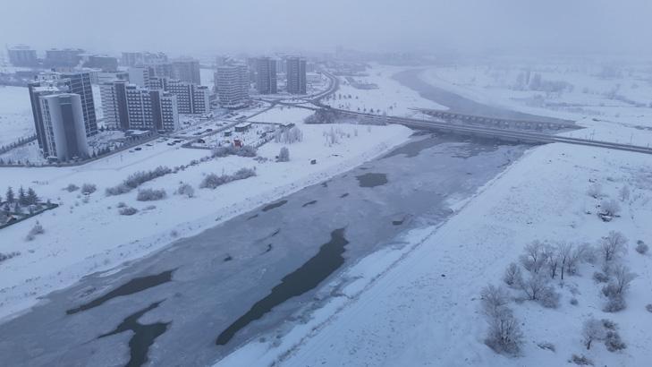 Türkiyenin buzdan kenti Aydınlatma direkleri dahi dondu