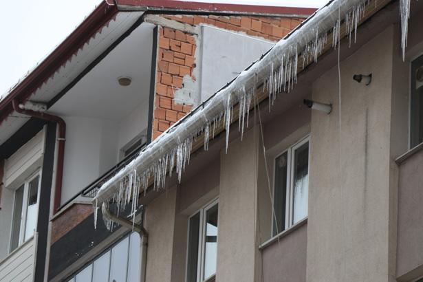 Türkiyenin buzdan kenti Aydınlatma direkleri dahi dondu