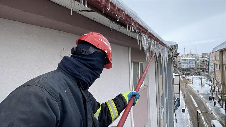 Türkiyenin buzdan kenti Aydınlatma direkleri dahi dondu