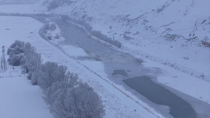 Türkiyenin buzdan kenti Aydınlatma direkleri dahi dondu