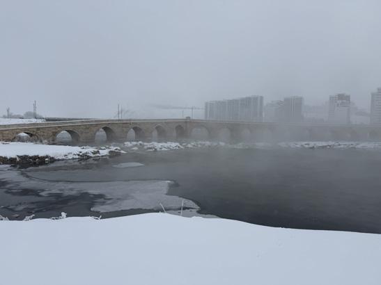 Türkiyenin buzdan kenti Aydınlatma direkleri dahi dondu