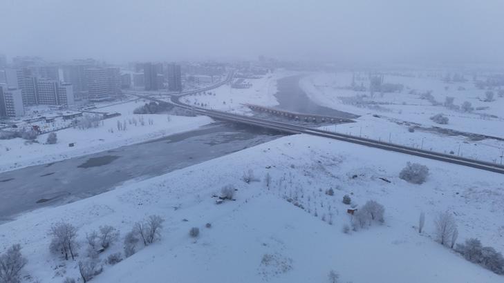 Türkiyenin buzdan kenti Aydınlatma direkleri dahi dondu