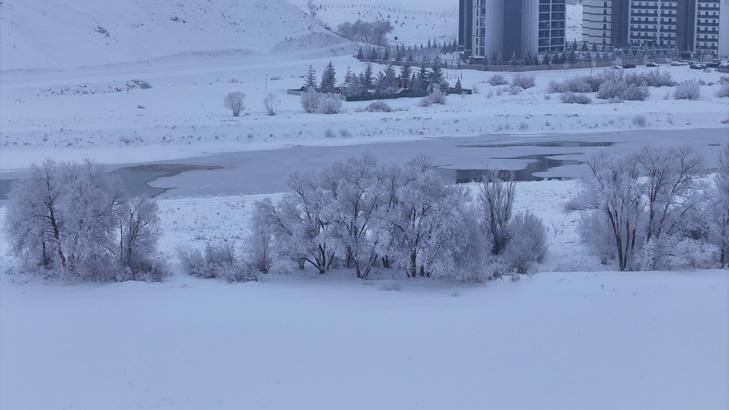 Türkiyenin buzdan kenti Aydınlatma direkleri dahi dondu