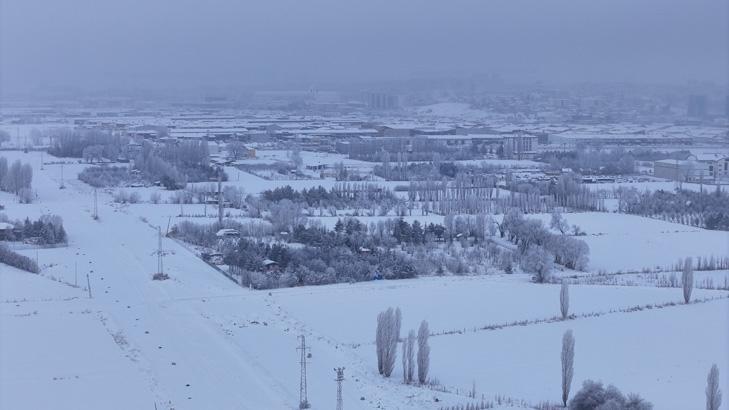 Türkiyenin buzdan kenti Aydınlatma direkleri dahi dondu