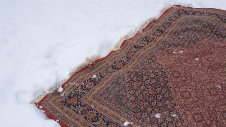 Karla halı temizliği böyle yapılıyormuş En temiz hali için dışarıda bekletin