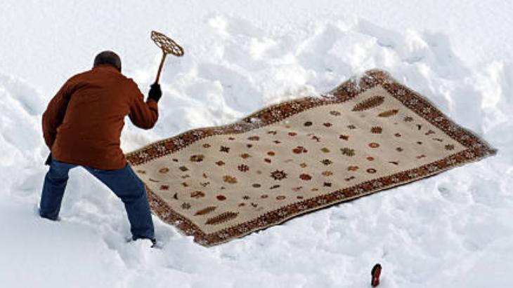 Karla halı temizliği böyle yapılıyormuş En temiz hali için dışarıda bekletin