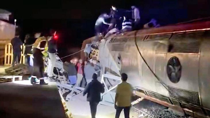 İspanyada hızlı trenler raydan çıktı Bölgeden korkunç görüntüler