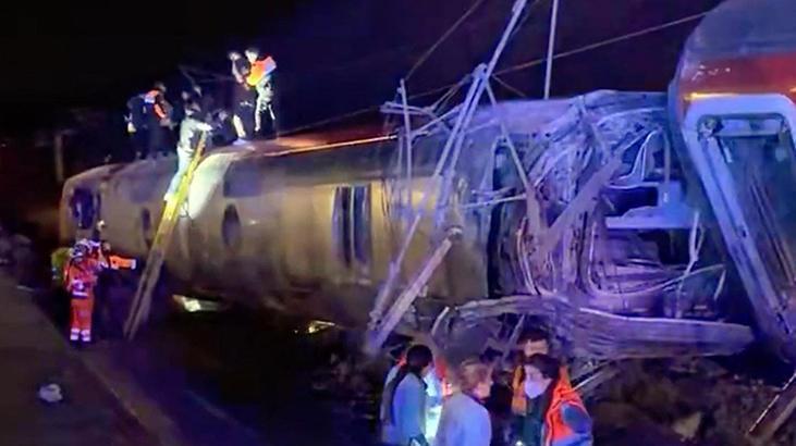 İspanyada hızlı trenler raydan çıktı Bölgeden korkunç görüntüler