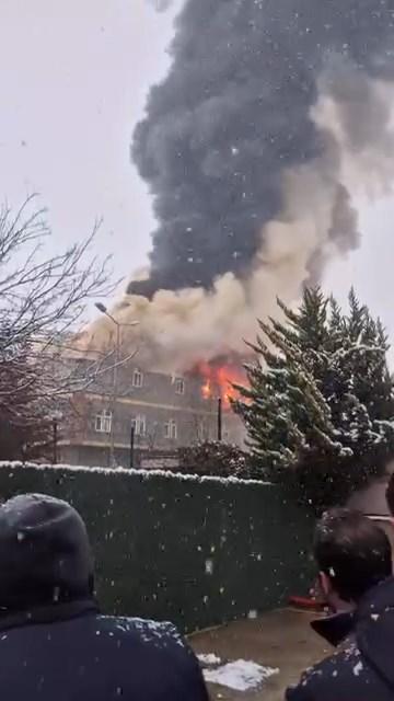 Son dakika... Tuzla'da fabrika yangını! Çok sayıda ekip sevk edildi - 
                    1. Resim