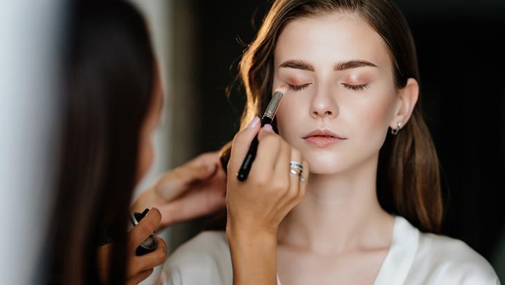 İşte 2026’nın en trend gelin makyajı Jilet gibi eyelinerı unutun