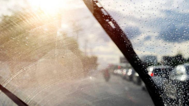 Arabaya mantar tıpa koyma trendi patladı Meğer silecekleri koruyormuş