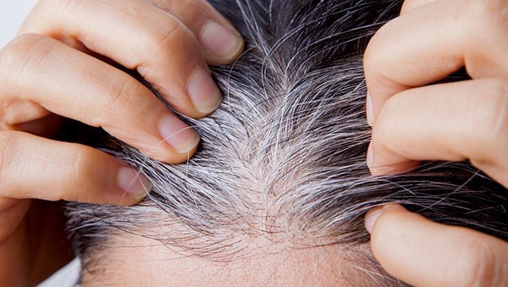 Saç boyamaya son Aradaki beyaz saçları siyaha çeviriyor