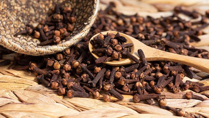 Saç boyamaya son Aradaki beyaz saçları siyaha çeviriyor