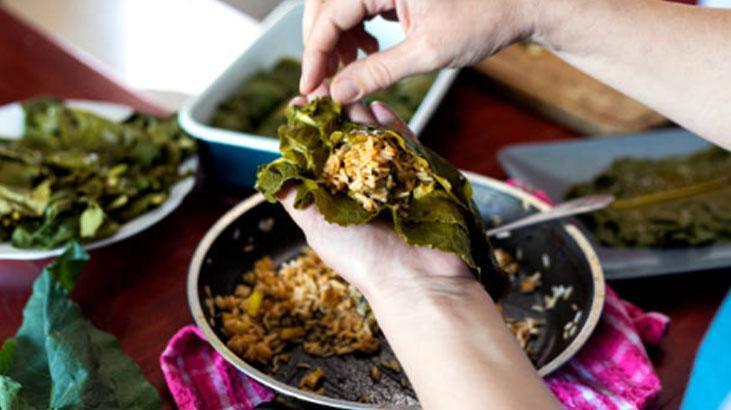 Yaprak sarma pişirirken herkes aynı hatayı yapıyor Altın kuralı dikey dizmekmiş