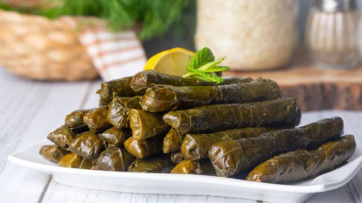 Yaprak sarma pişirirken herkes aynı hatayı yapıyor Altın kuralı dikey dizmekmiş