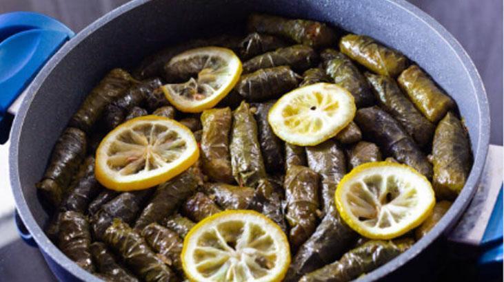 Yaprak sarma pişirirken herkes aynı hatayı yapıyor Altın kuralı dikey dizmekmiş