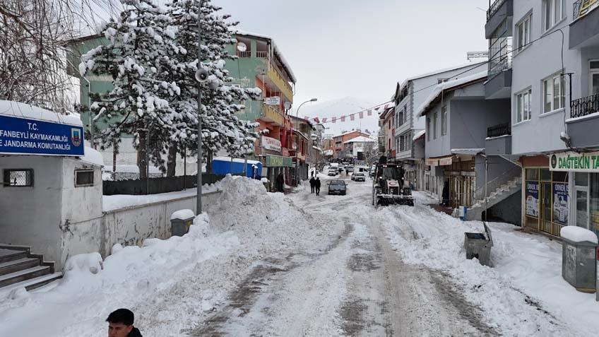 Kar kalınlığı 4 metreyi aştı Gözlerine inanamadı: Kulübelerimiz ve araçlarımız kar altında