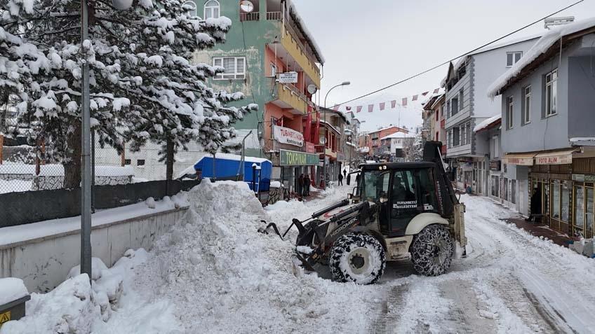 Kar kalınlığı 4 metreyi aştı Gözlerine inanamadı: Kulübelerimiz ve araçlarımız kar altında