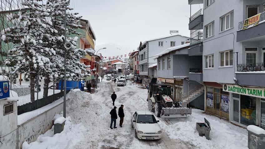 Kar kalınlığı 4 metreyi aştı Gözlerine inanamadı: Kulübelerimiz ve araçlarımız kar altında