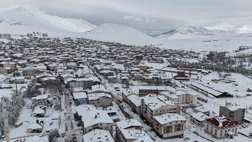 Kar kalınlığı 4 metreyi aştı Gözlerine inanamadı: Kulübelerimiz ve araçlarımız kar altında