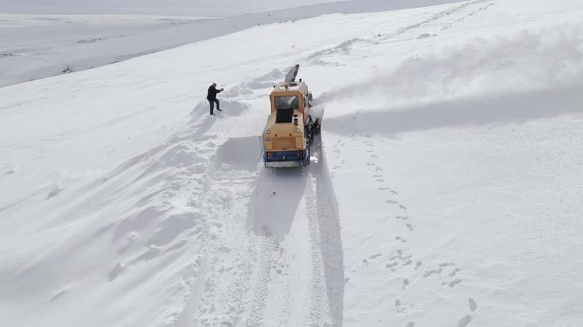 Kar kalınlığı 4 metreyi aştı Gözlerine inanamadı: Kulübelerimiz ve araçlarımız kar altında