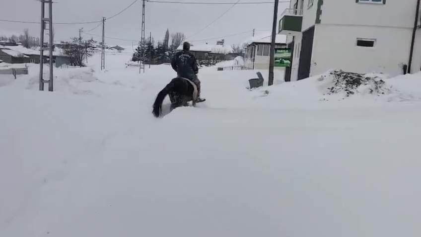 Kar kalınlığı 4 metreyi aştı Gözlerine inanamadı: Kulübelerimiz ve araçlarımız kar altında