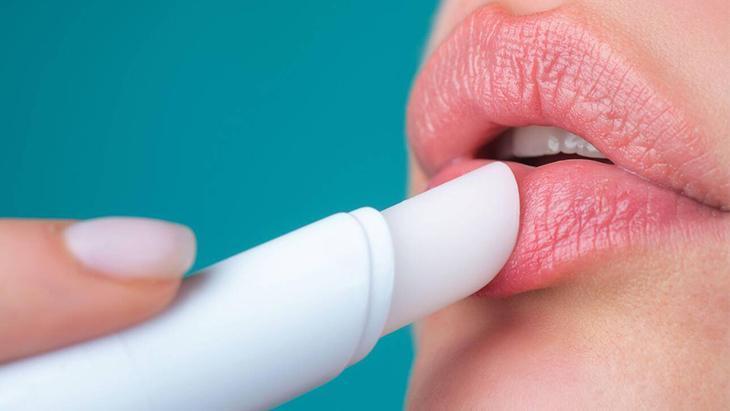 İğne yok, kimyasal yok Dudakları doğal yollarla dolgunlaştıran baharat