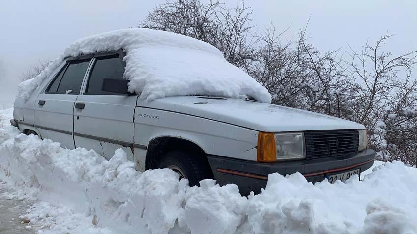Kar kalınlığı 4 metreyi aştı Gözlerine inanamadı: Kulübelerimiz ve araçlarımız kar altında