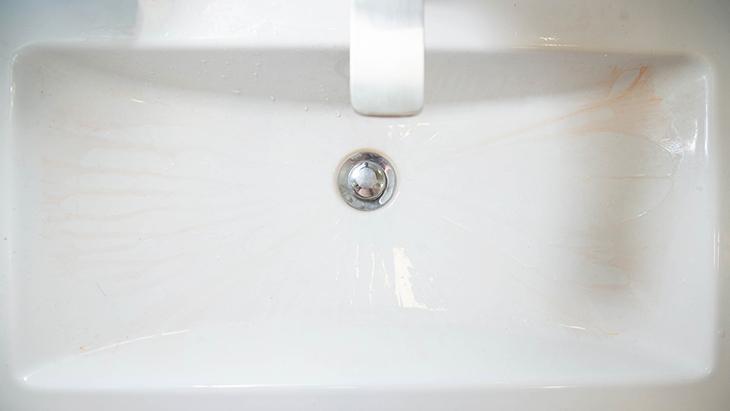 Banyodaki gri kâbusun sebebi buymuş Sirke yetmiyorsa bu yöntemleri deneyin