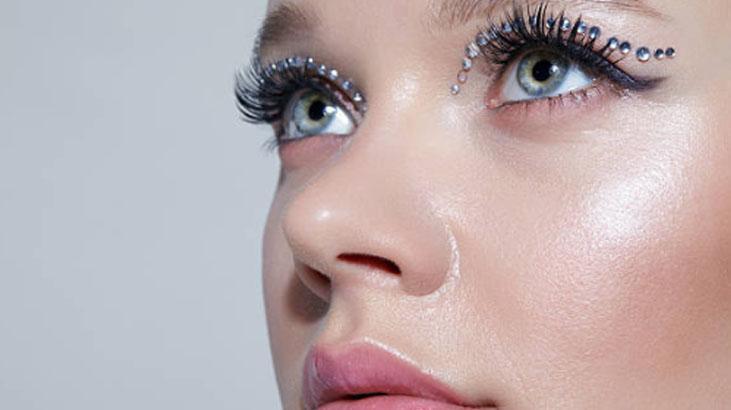 Koyu farları rafa kaldıran göz makyajı 2026nın en popüleri, 5 dakikada sürülüyor Koyu farları rafa kaldıran göz makyajı 2026nın en popüleri, 5 dakikada sürülüyor