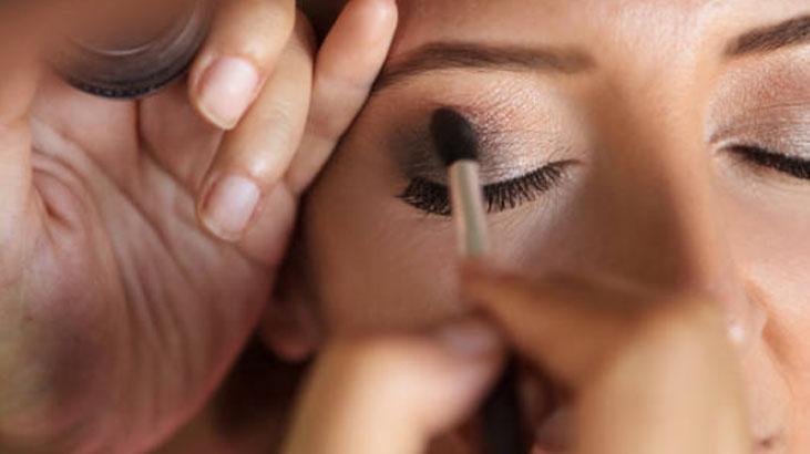 Koyu farları rafa kaldıran göz makyajı 2026nın en popüleri, 5 dakikada sürülüyor Koyu farları rafa kaldıran göz makyajı 2026nın en popüleri, 5 dakikada sürülüyor