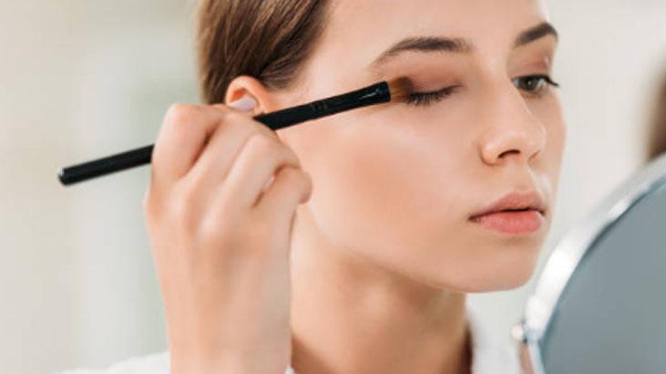 Koyu farları rafa kaldıran göz makyajı 2026nın en popüleri, 5 dakikada sürülüyor Koyu farları rafa kaldıran göz makyajı 2026nın en popüleri, 5 dakikada sürülüyor