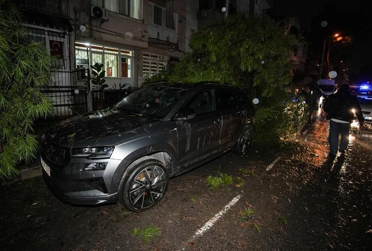 İzmirde sağanak yağış hayatı felç etti Trafik durdu, su baskınları meydana geldi