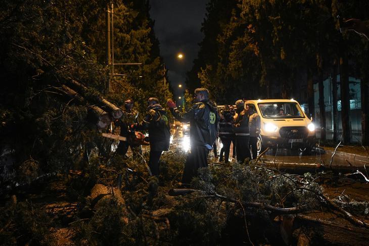 İzmirde sağanak yağış hayatı felç etti Trafik durdu, su baskınları meydana geldi