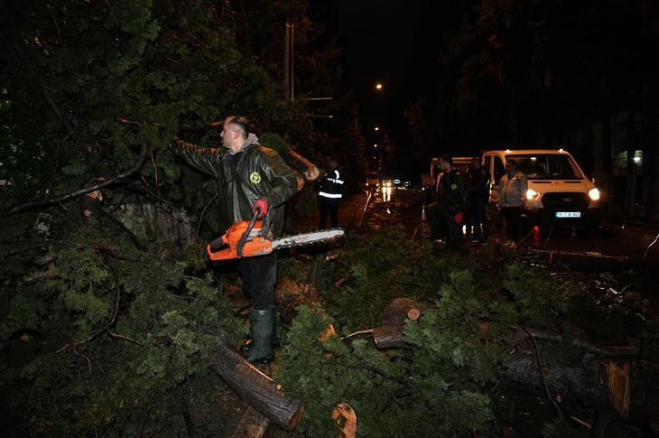 İzmirde sağanak yağış hayatı felç etti Trafik durdu, su baskınları meydana geldi
