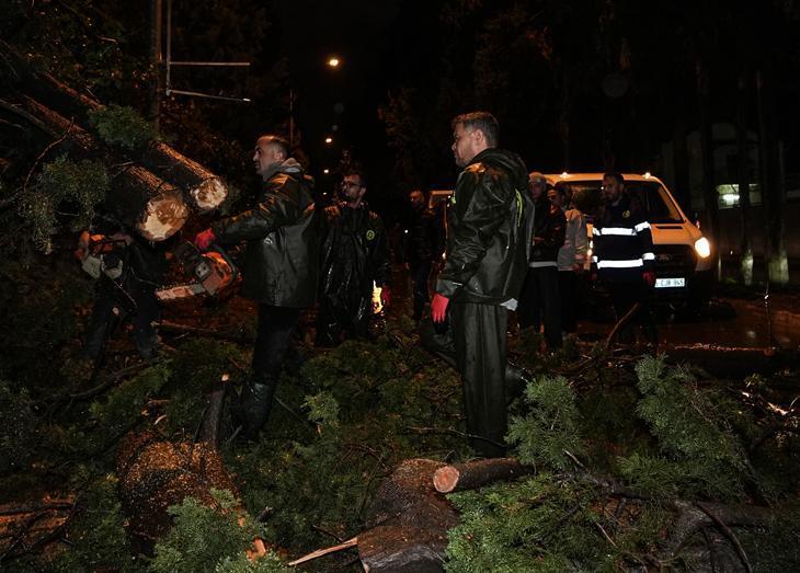 İzmirde sağanak yağış hayatı felç etti Trafik durdu, su baskınları meydana geldi
