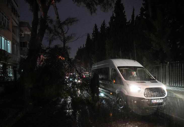 İzmirde sağanak yağış hayatı felç etti Trafik durdu, su baskınları meydana geldi
