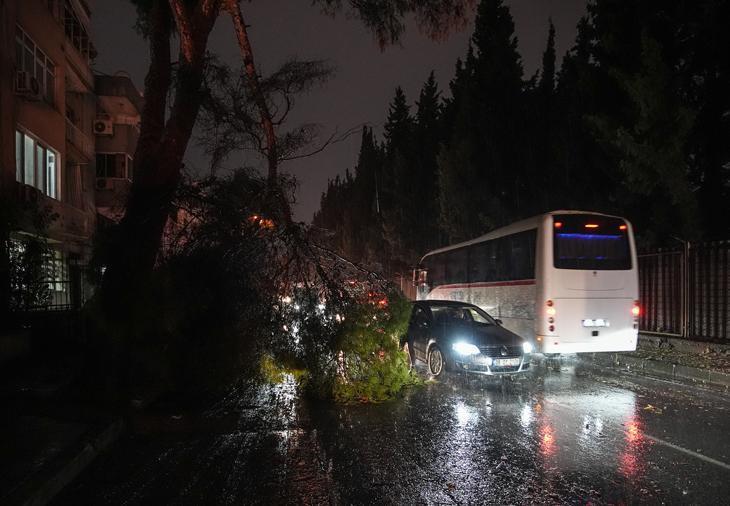 İzmirde sağanak yağış hayatı felç etti Trafik durdu, su baskınları meydana geldi