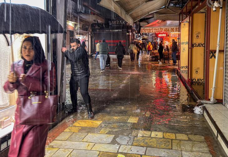 İzmirde sağanak yağış hayatı felç etti Trafik durdu, su baskınları meydana geldi
