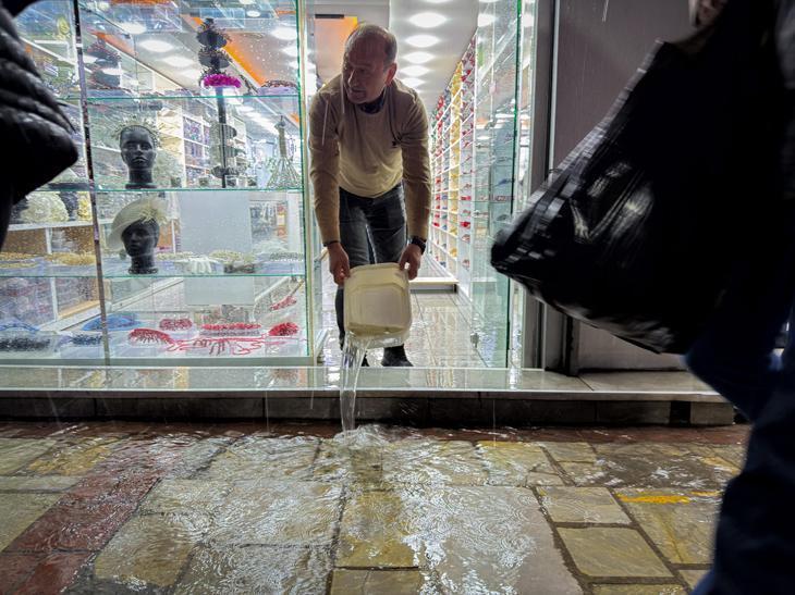 İzmirde sağanak yağış hayatı felç etti Trafik durdu, su baskınları meydana geldi