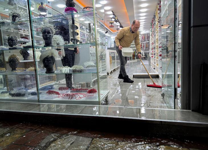 İzmirde sağanak yağış hayatı felç etti Trafik durdu, su baskınları meydana geldi