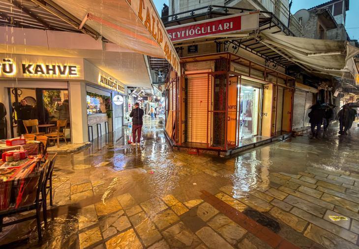 İzmirde sağanak yağış hayatı felç etti Trafik durdu, su baskınları meydana geldi